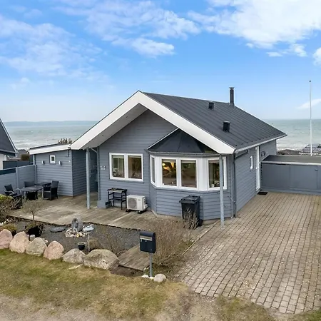 Tofan - 75m From The Sea By Interhome